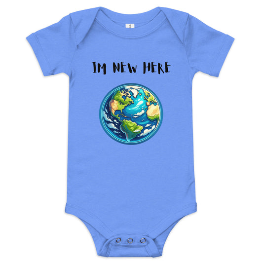 Adorable baby onesie with a vibrant Earth illustration and 'I'm New Here' text, perfect for introducing the newest little explorer to the world. Made from soft, comfortable fabric for your baby's delicate skin